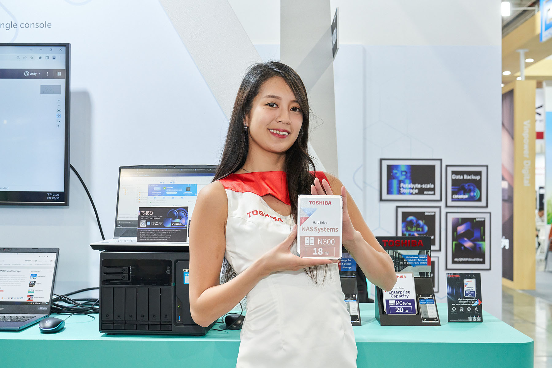 Toshiba 在 COMPUTEX 2023 與市場上伺服器與 NAS 知名品牌攜手合作，展出企硬碟 MG10 系列與 NAS 專用硬碟 N300 系列產品。