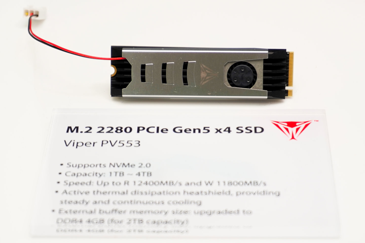 Viper PV553採用支援PCIe Gen 5x4介面的Phison PS5026-E26控制晶片，連續讀取速度達12400MB/s，連續寫入則為11800MB/s。