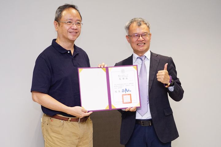 國立清華大執行副校長簡禛富，致贈感謝狀予微星科技行銷副總經理程惠。