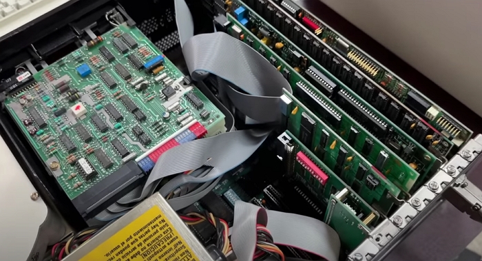 以前的IBM PC在插槽要安裝各式各樣的擴充卡