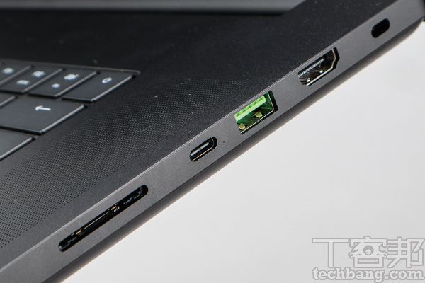 右側輸出入埠 有 HDMI 2.1、USB 3.2 Type-A、Thunderbolt 4、UHS-III SD 有讀卡機。