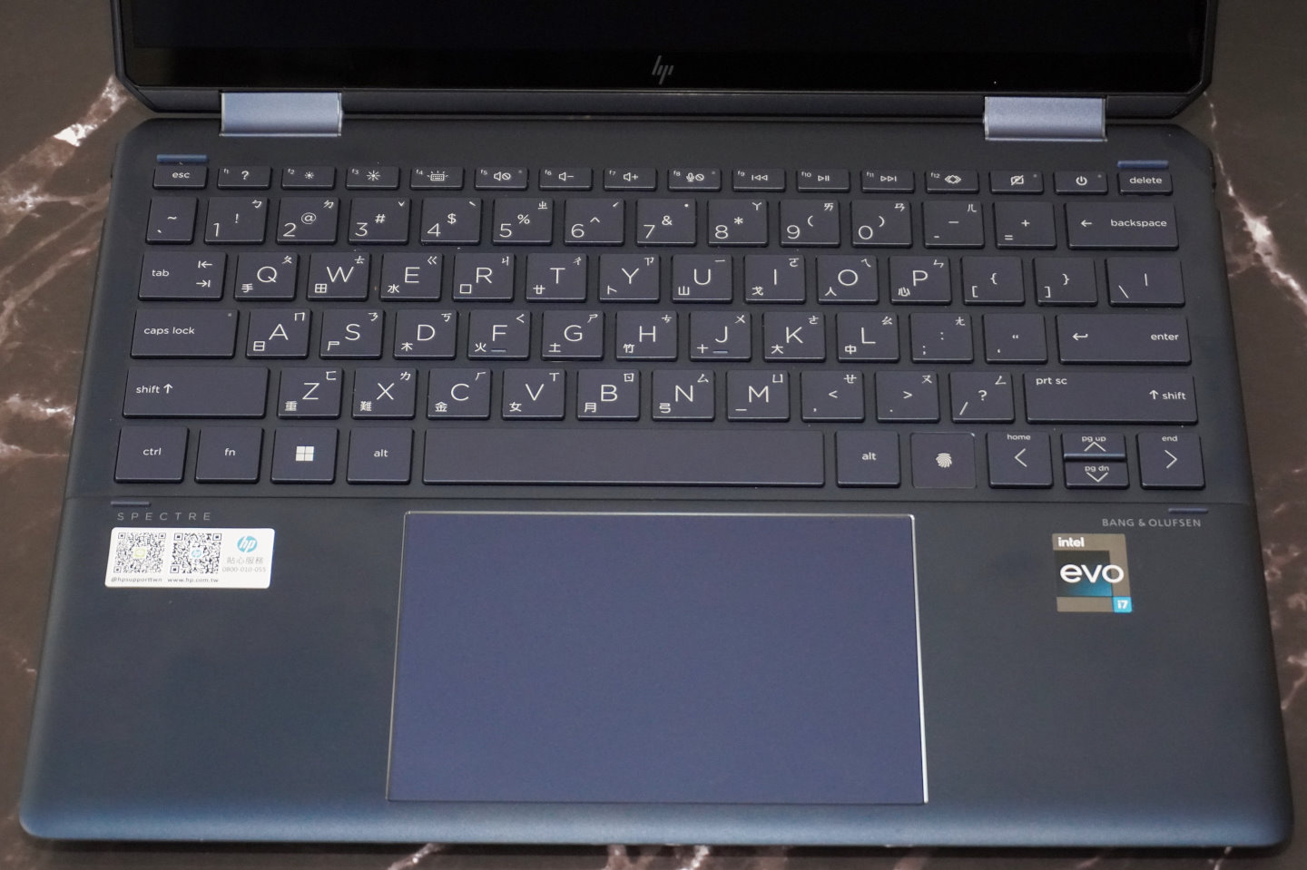 Spectre x360搭載標準尺寸鍵盤，且有注音與倉頡標示。