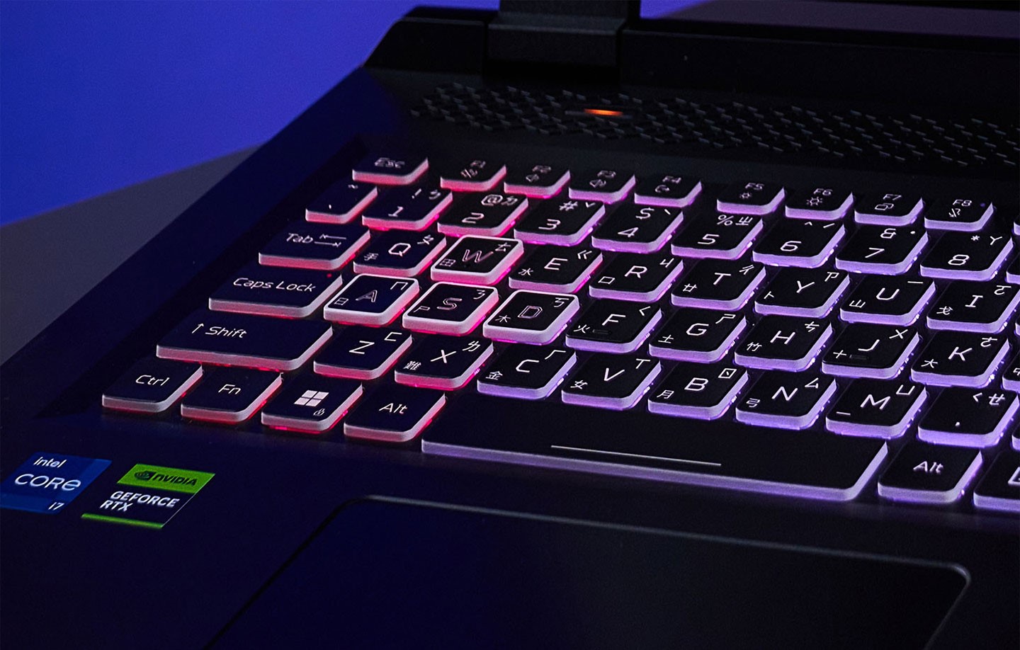Nitro 17 配備全尺寸孤島式鍵盤，並具備四區 RGB 背光，鍵帽邊緣的半透明設計能進一步提升燈光呈現的效果。