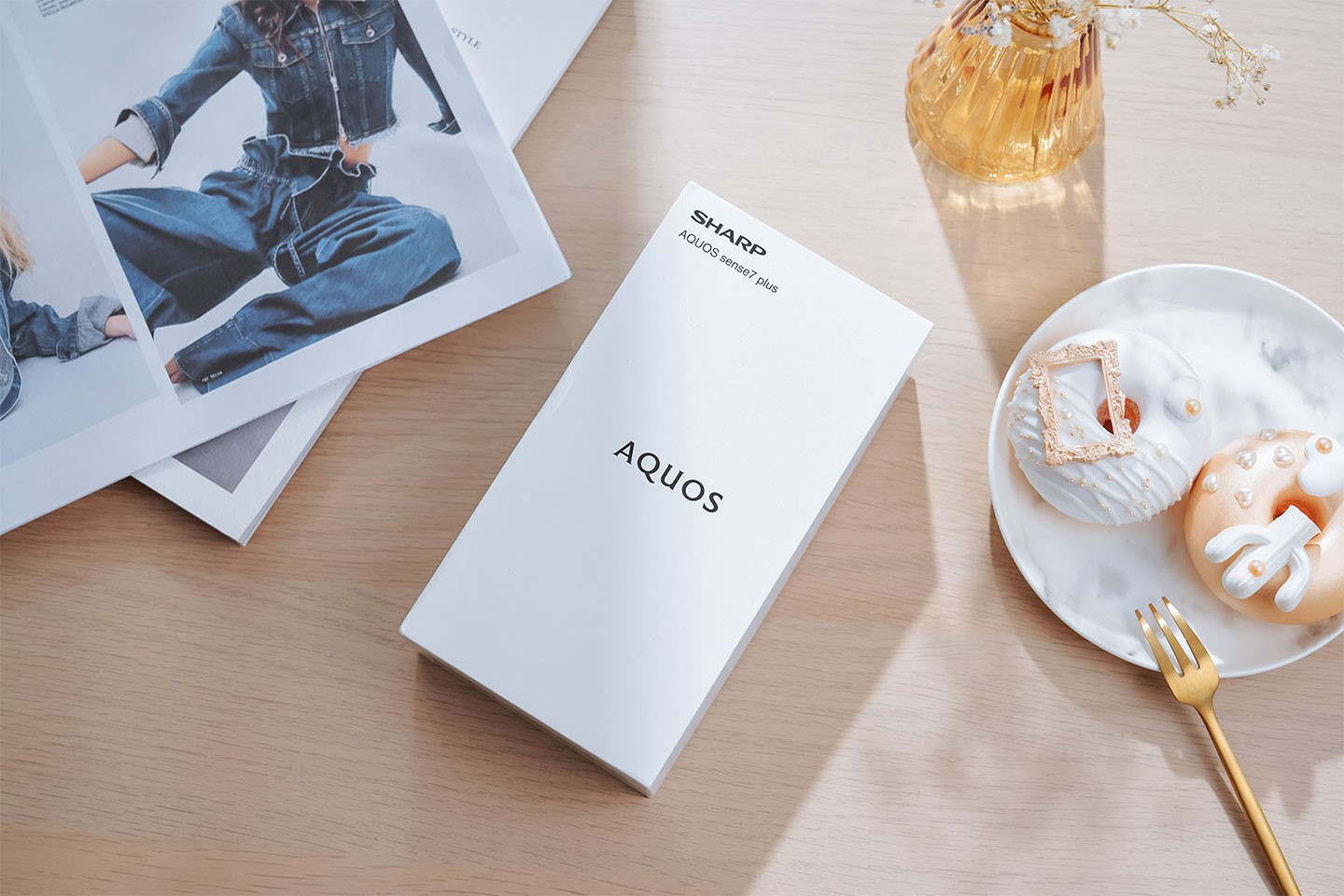 AQUOS sense7 plus 的外盒為純白色，盒身僅標示出品牌及型號樣，沒有加入過多的裝飾點綴。