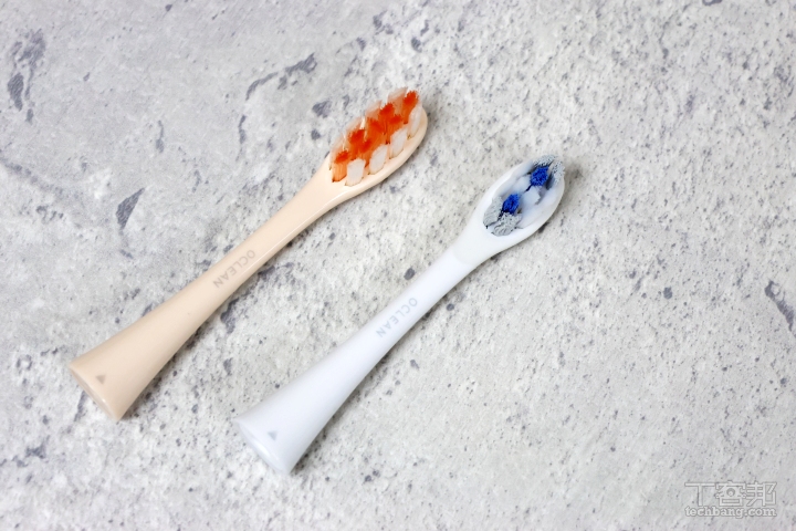 左為牙菌斑清潔型刷，右為精細理型刷。
