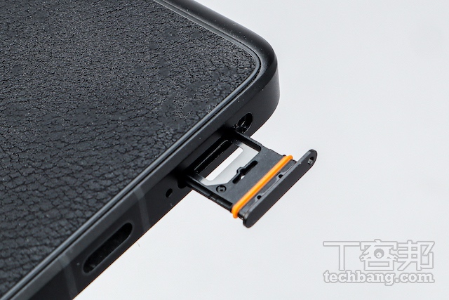 SIM 卡槽支援 nanoSIM 卡，無 microSD 卡槽，但本身即有 512GB 大容量。