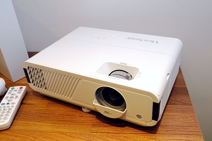 PX749-4K 所對應的是 Xbox Series S 的白色機身，不同於 X1-4K 與 X2-4K，在規格方面是採用燈泡作為光源。