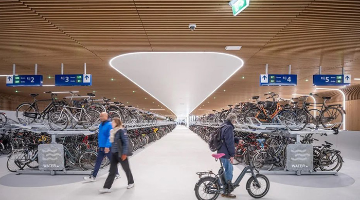阿姆斯特丹建造風格類似蘋果專賣店的大型自行車庫