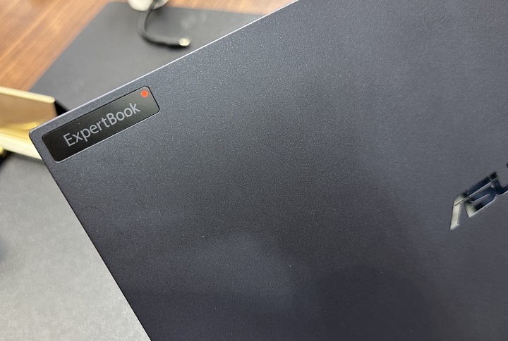 全球最輕 14 吋 OLED 商務筆電上市！Asus ExpertBook B9 僅 990 克輕量，售價 46,990 元起