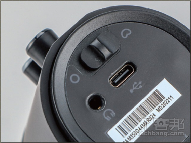 輸出介面 採用 USB-C 接口，收音模式切換撥桿與耳機亦位於同一位置。