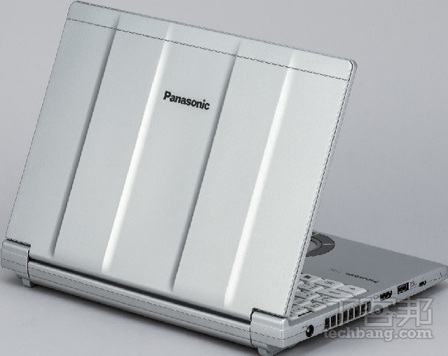 Panasonic Toughbook 系列電採用鎂合金材質，凹凸凹凸的帽蓋式計可有效分散壓力，且 12 吋的機身重要只有 900 公克左右，但厚度卻超過 2 公分。