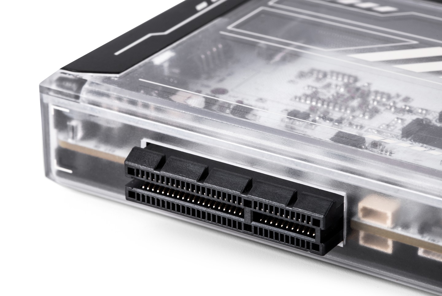 特別的是裝入外殼後，PCIe Gen 2x4插槽與2組SATA端會保持外露狀態。