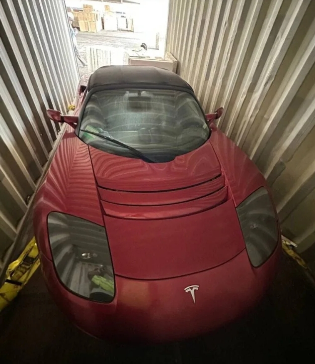 青島一個13年沒開啟過的貨櫃內發現3輛全新未落地特斯拉Roadster，現在價值超過千萬