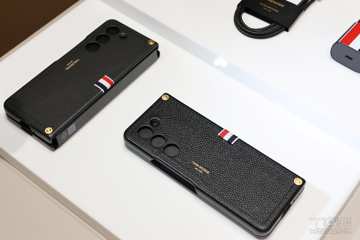 Galaxy Z Fold 5 Thom Browne Edition 也推出二款獨特計的皮質保殼以及其專屬 S Pen。