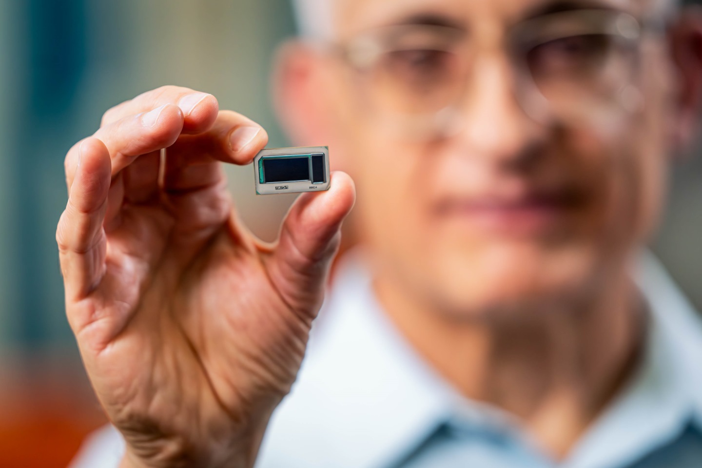 Intel基板技術研發共同副總裁暨總監Hamid Azimi展示玻璃材質基板晶片。