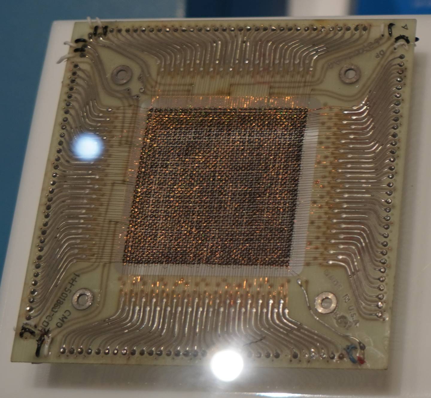 在1968年時，許多電腦還是使用圖這種「手工製作」的磁性記憶體，待1970年Intel推出1103半導體DRAM之後改變了一狀況。（1103並無實體展出）