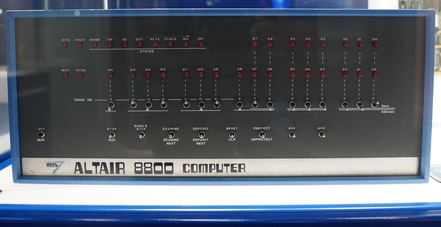 Altair 8800機身上有簡易的燈號與撥桿可以進行基本控制，使用者也能透過BASIC語言撰寫程式。