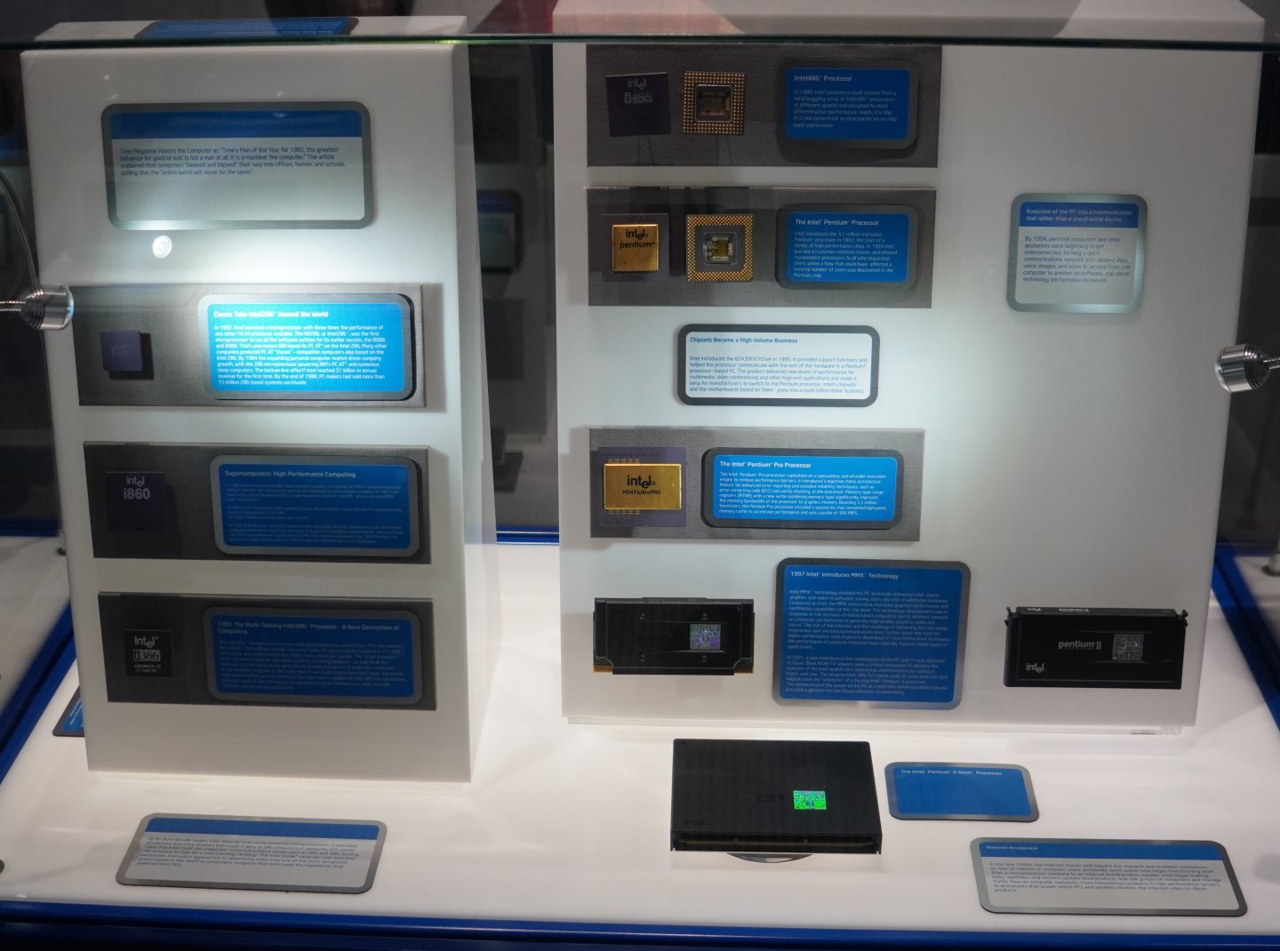 接下來就是DIY玩家共同的回憶，展示Intel代處理器的「嘆息之箱」。