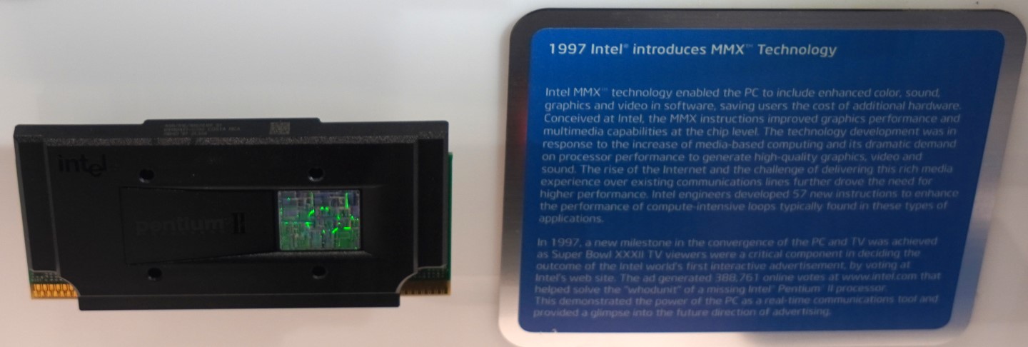 1997年推出的Pentium II MMX支援MMX指令集，可以有效提升圖像與多媒體運算的效能。