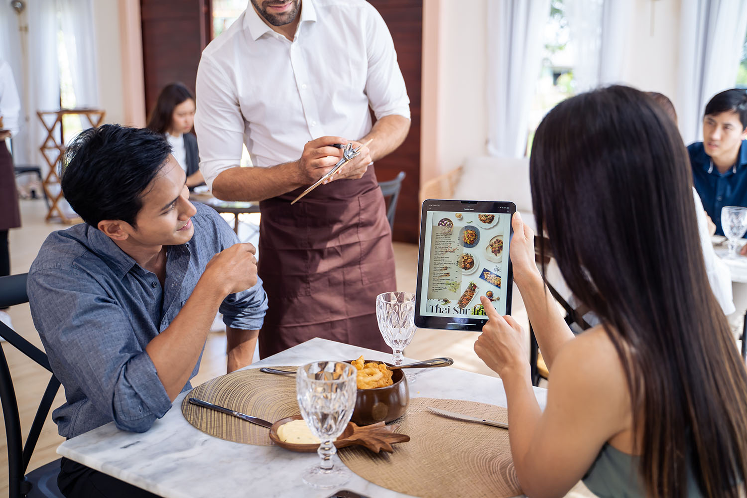 自助式餐廳透過 HiNet SME 超寬頻整合服務對於空間內無線網路的完整佈局，打造無紙化的平板數位點餐機制，成功加速出菜的效率，獲得來訪顧客的一致好評。