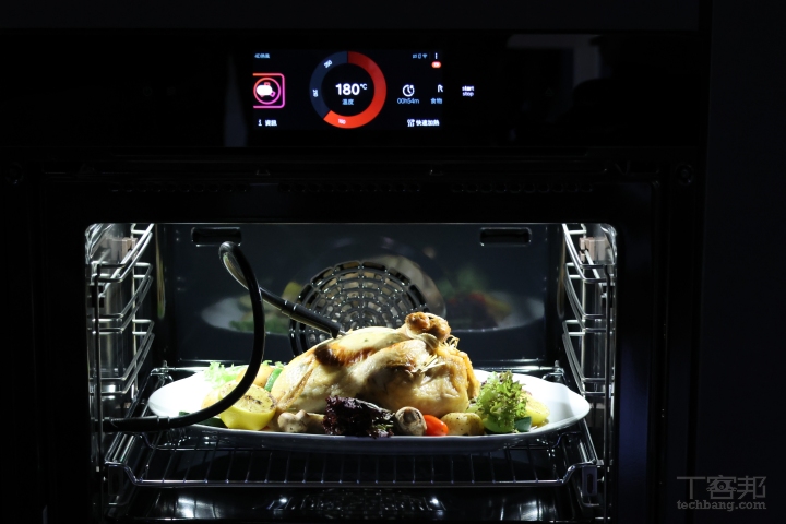 BOSCH 推出 8 系列極致黑智慧烤箱、蒸烤爐，結合 AI 可智慧攝影食材