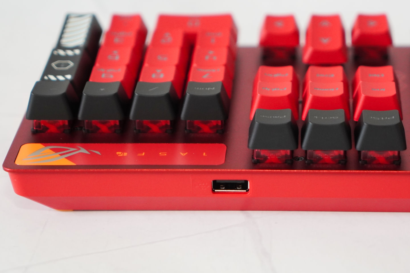 鍵盤數鍵區頂部還有1組USB 2.0端，可用於連接滑鼠或其他備。