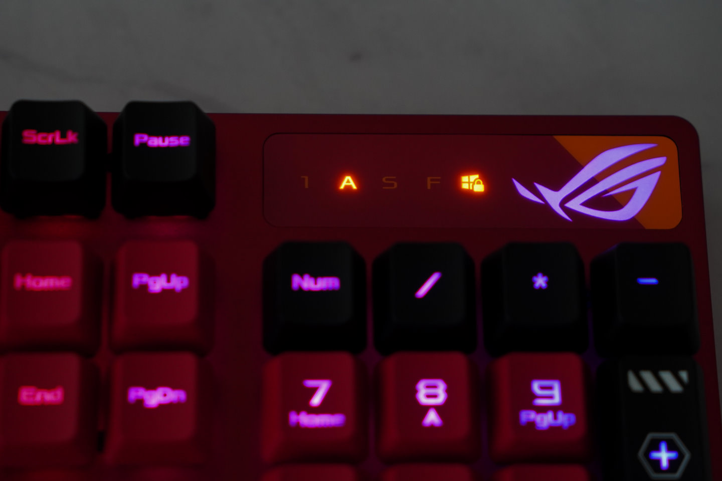 鍵盤右上角有Num Lock、Caps Lock、Scr Lock、Fn Lock指示燈號，以及ROG之眼標誌。