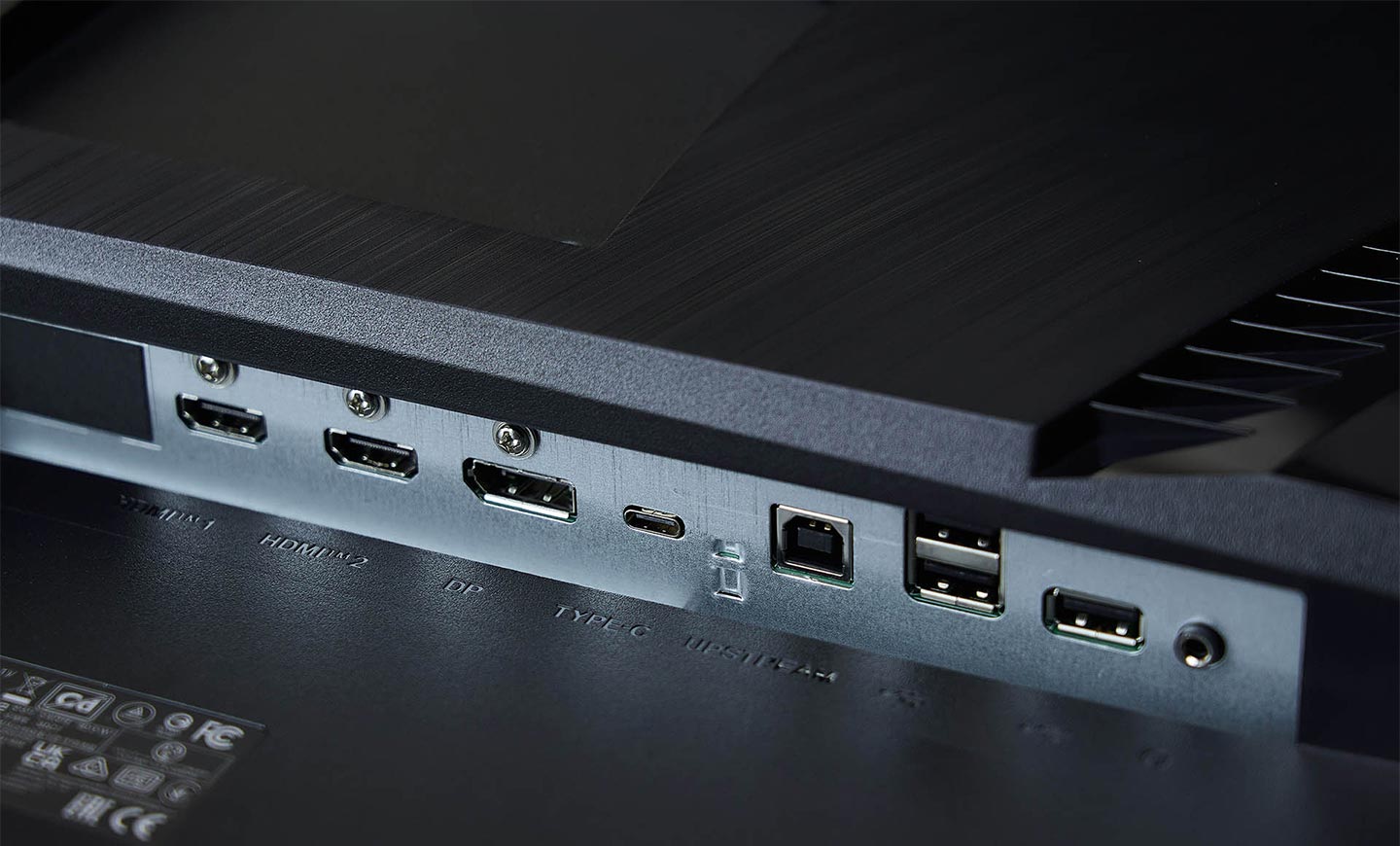 MAG323UPF 配的連接埠也極為完整，包括兩組滿血版 HDMI 2.1 埠與一組 DisplayPort 1.4a，還有可支援視訊輸出的 USB Type-C 埠，更擁有 90W PD 快速充電能力。另外同時也有可連結電腦端的 USB Type-B 埠與兩組擴充的 USB Type-A 埠．可將鍵盤、滑鼠直連到 MAG323UPF，並透過內建的 KVM 功能，以同一組鍵鼠控制多台連結顯示器的電腦；另外也有一組 3.5 mm 音訊，可將 HDMI 音訊輸出至揚聲器或耳機。