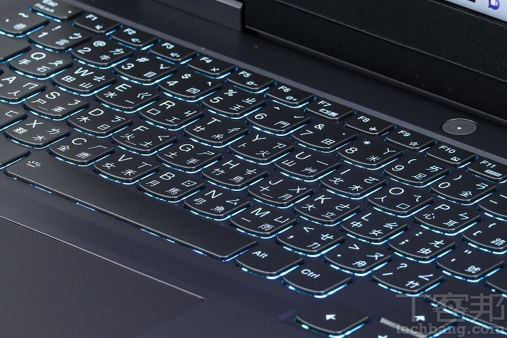 全尺寸鍵盤，具備 1.5mm 鍵程計，並為四區RGB 背光，可透過 Fn+空間鍵，切換三段亮度。
