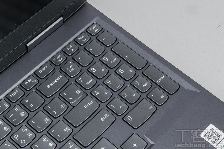 在鍵盤右側也提供九宮格數鍵，方便大量數輸入時使用。