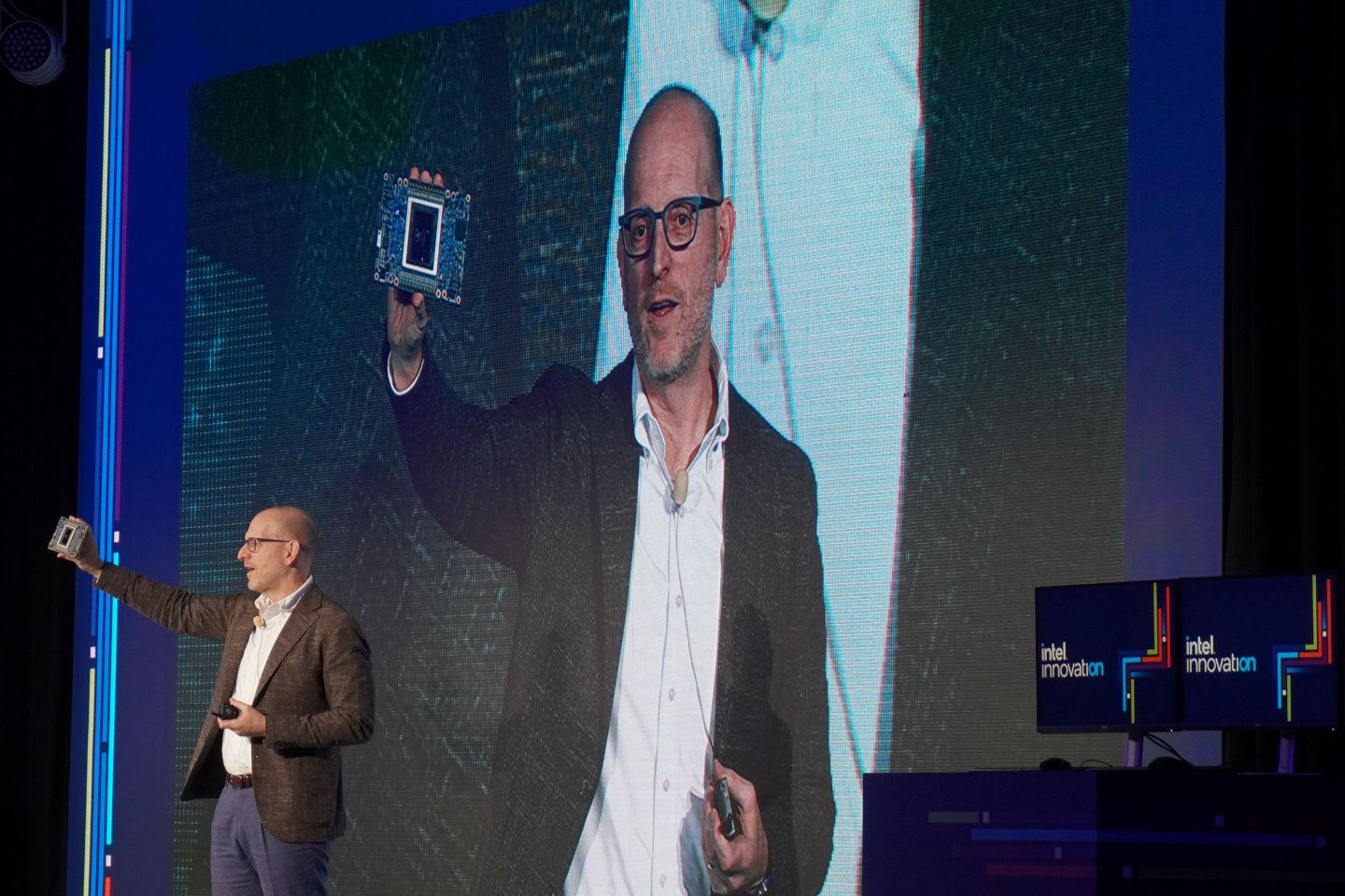Intel企副總裁暨資料心平台工程與架構事群總經理Zane Ball展示Gaudi 2 AI加速器。