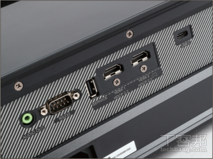 傳輸介面內建 2 組 HDMI 接口，並提供 Type-C 介面以供手機或 Switch 連接。