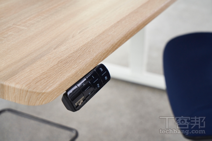 電動升降桌可透過控制面板直接觸控控制桌面升降，高度精準且非常省力。（圖片來源：FUNTE）