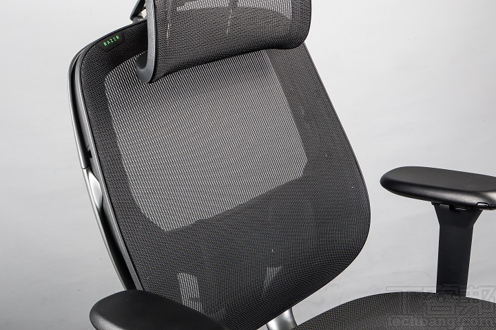 同樣採用透氣網眼布料的椅背，也提供與 Enki 系列一樣，可調高度與深度的腰背支撐系統。