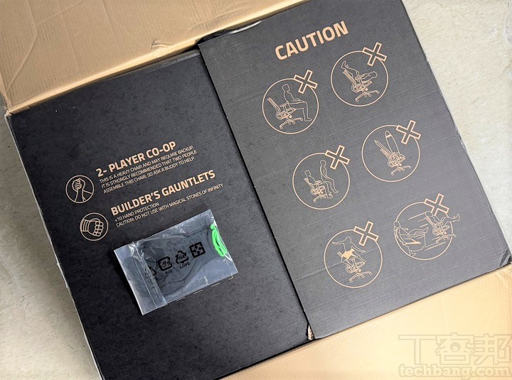 打開盒裝後會看到貼心附了手套，以及告使用限制。