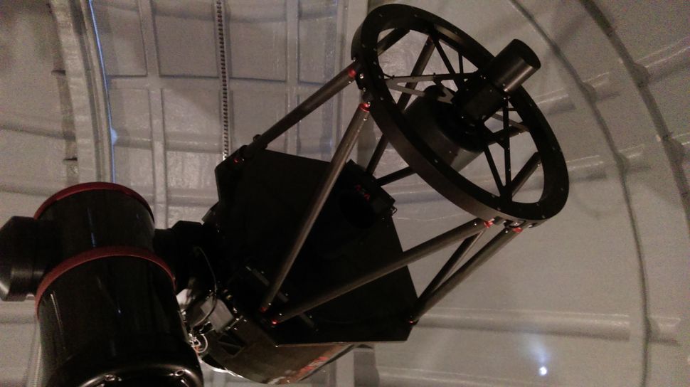 在高加索山脈進行實驗時使用了 StealthTransit 的 DarkSkyProtector 技術的60 公分望遠鏡。圖片來源：StealthTransit