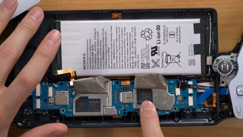 PlayStation Portal掌機拆解：定製驍龍晶片、4370 mAh 電池