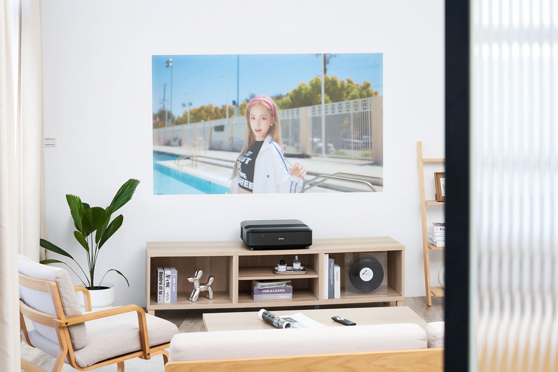 換掉你家的傳統電視吧！感受 Epson 4K 電玩雷射大電視 EH-LS650 親娛樂與大畫面遊戲效果