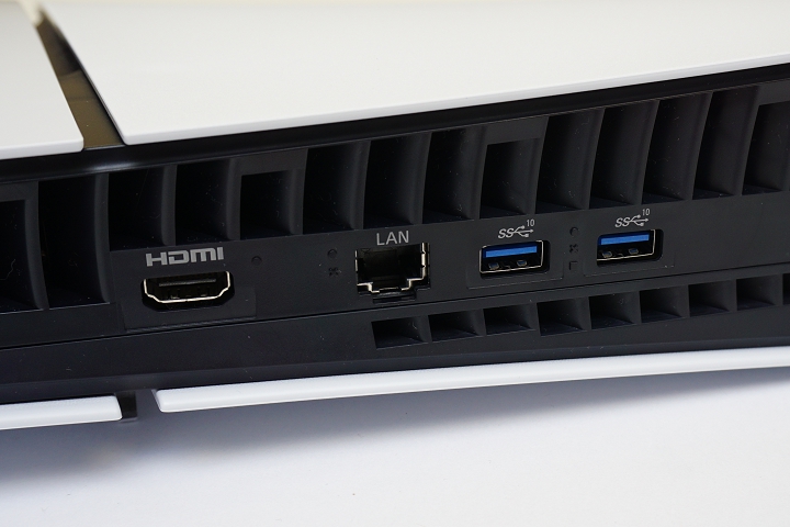 機背的介面與舊版相同，包含 1 組 HDMI 2.1 介面、LAN 網路及 2 組 USB-A （10Gbps）介面。