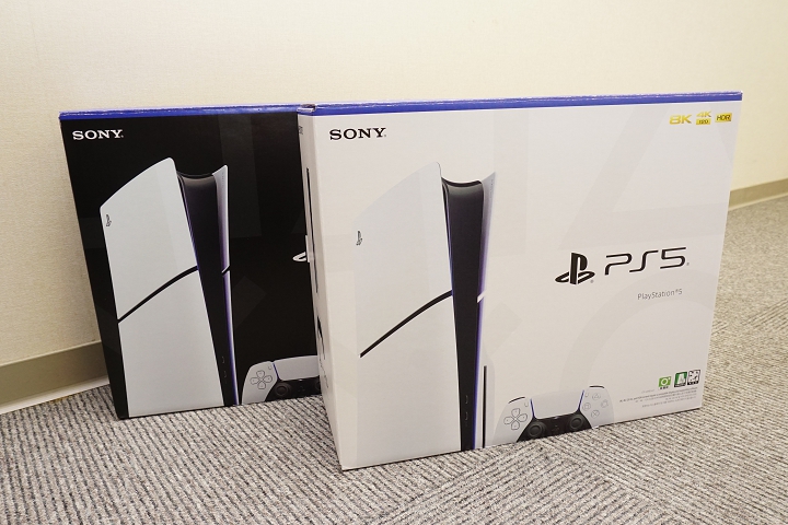 光碟版與數位版 PS5 主機，分別採用白色及黑色的盒裝計。