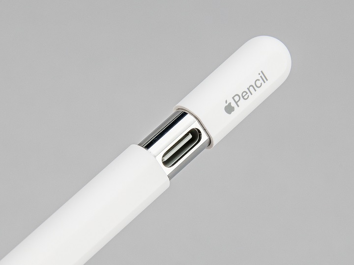 Apple Pencil（USB-C）的最大特色就是配置 USB-C 埠，帽蓋與身是不可分離式的計，將帽蓋往上拉就可以看到 USB-C 埠。