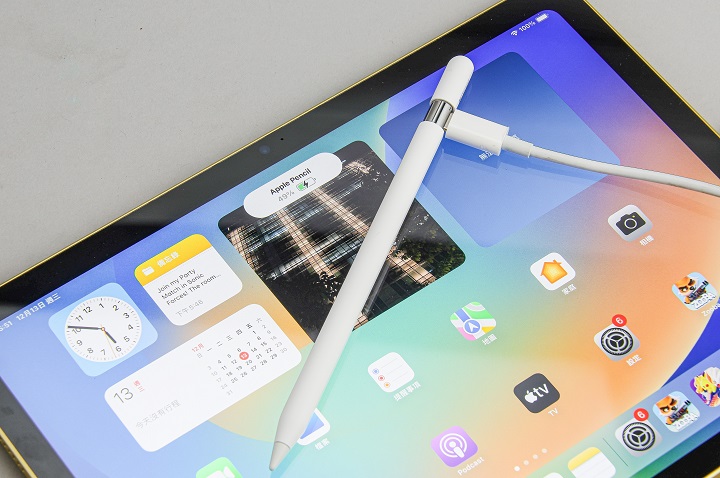 雖然 Apple Pencil（USB-C） 可以磁吸在 iPad 上，但不具充電功能，因必須透過 USB-C 埠有線充電及配對。