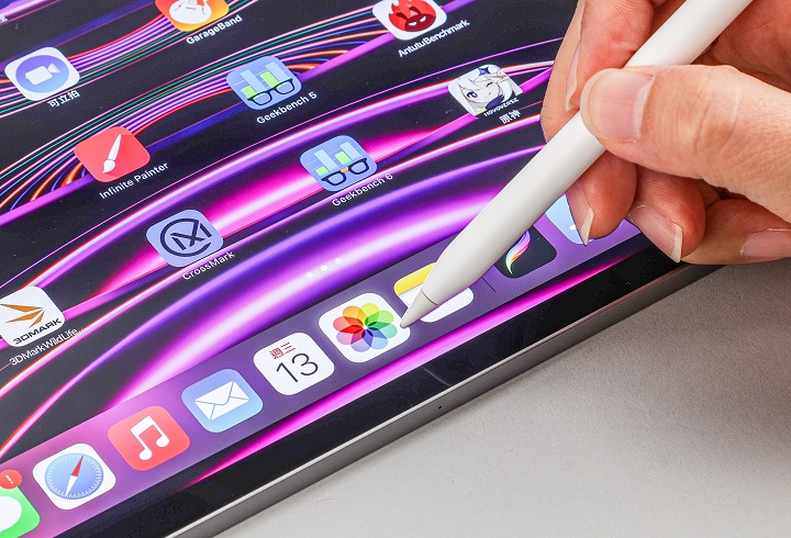 Apple Pencil 懸浮功能可應用在 iPad OS 的介面互動，如尖在 App 圖示上方時，圖示會略為放大。