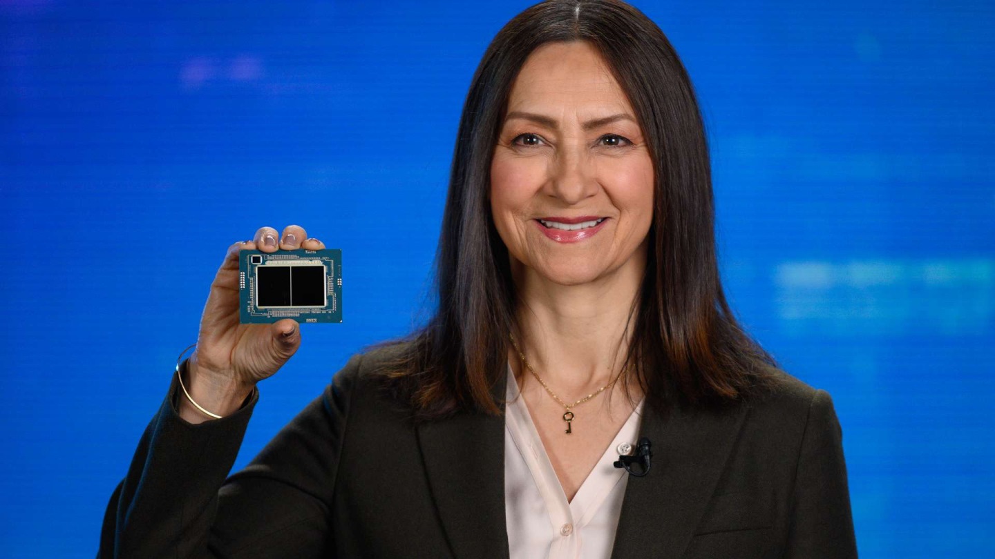 Intel執行副總裁暨資料心與AI事群總經理Sandra Rivera稍早於台灣時間12月14日晚間在美國發表展示處理器。