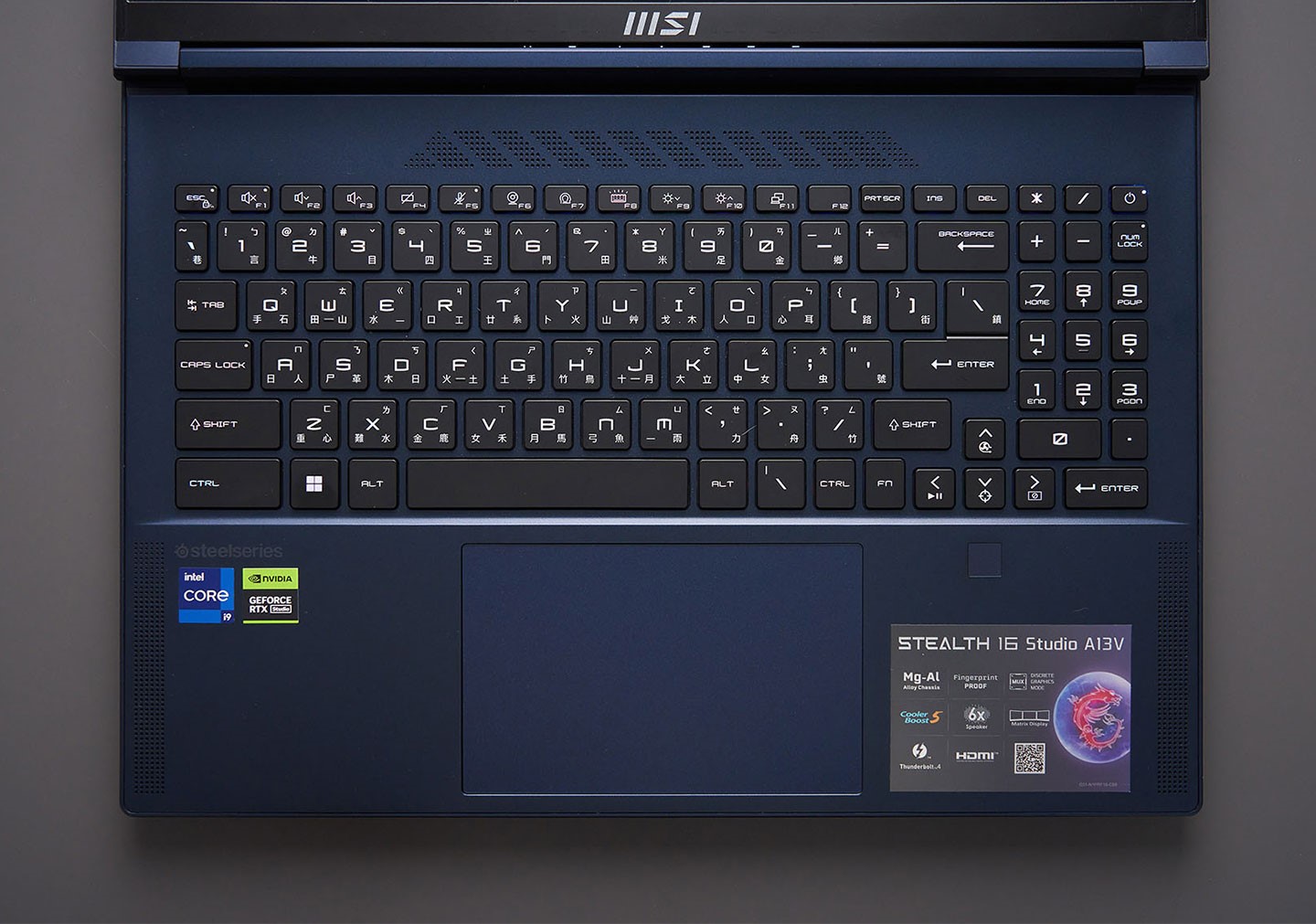 機身 C 面，可以看到全尺寸鍵盤的計，星辰藍款式的鍵盤配黑色，而純淨白則為白色，鍵盤下方配置有無鍵式的觸控板與獨立的指紋辨器。