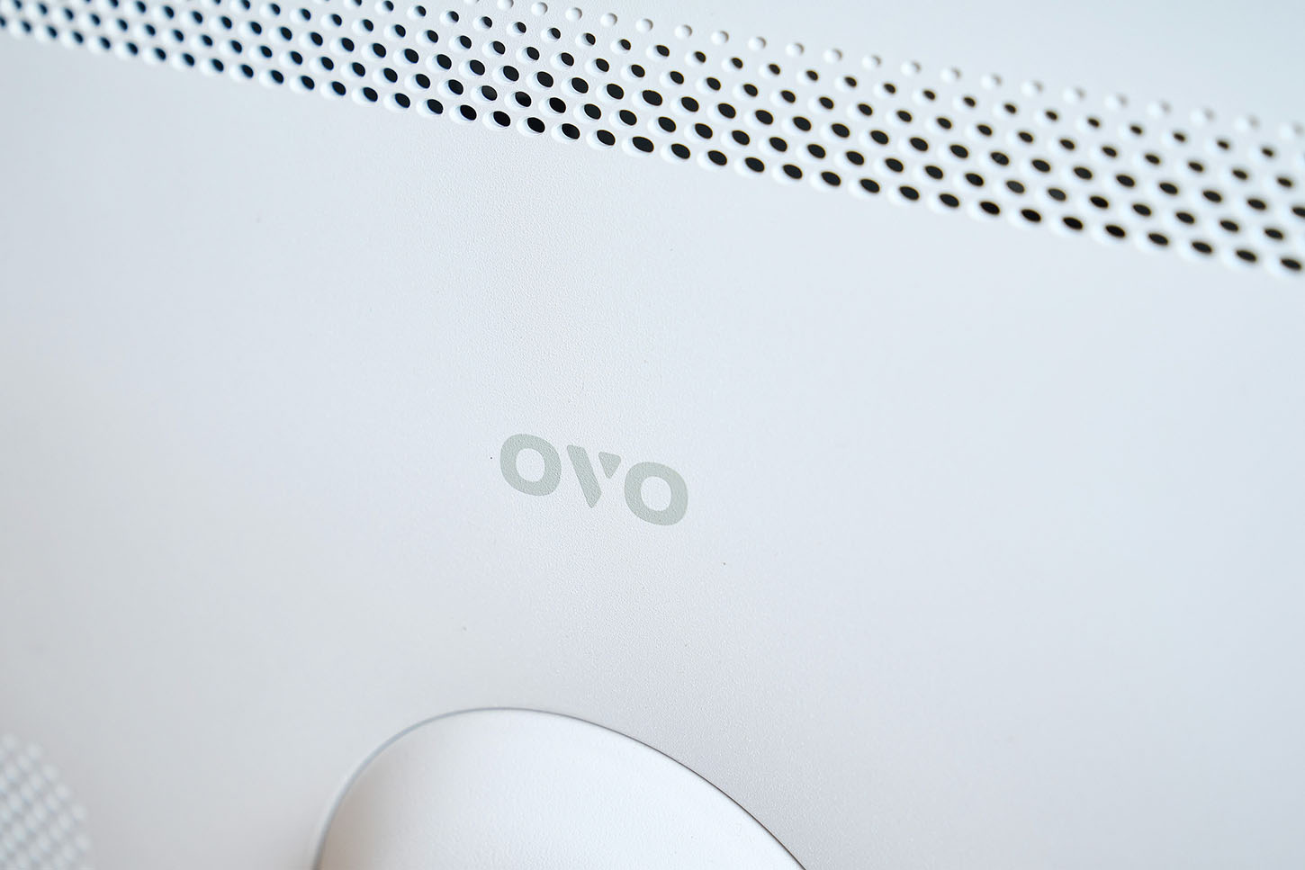 機背中央小小的 OVO 商標，則畫龍點睛達到不搶戲但顯眼的表現，更加添閨蜜機整體設計的精緻感。