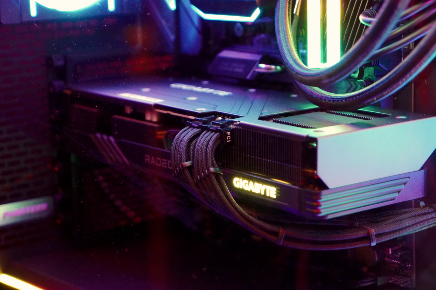 我們看到其1台載GIGABYTE Radeon RX 7600 XT的電腦在執行《電叛客2077》。