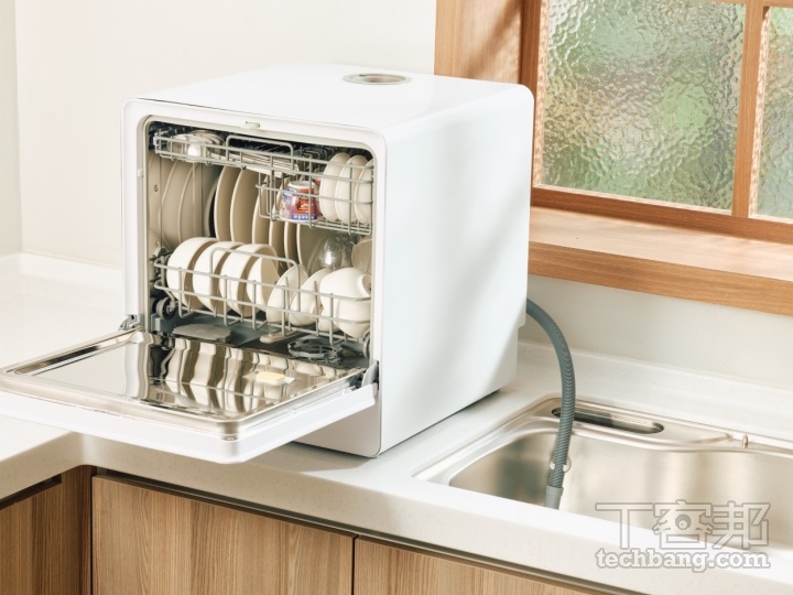 桌上型洗碗機擺放彈性大，而且有些機型可以手動進排水，適合小家或租屋族使用。（圖片來源：嘉儀）