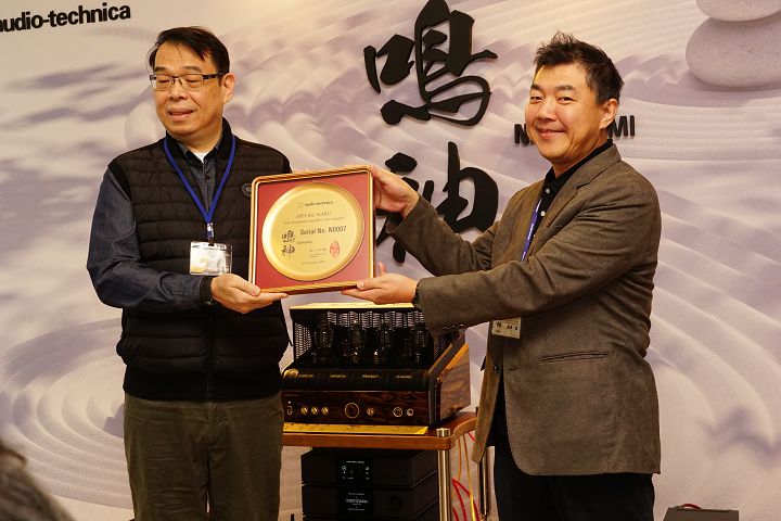 台灣唯一一套「鳴神」由沛聲國際拿下，鐵三角特地致贈了紀念盤。