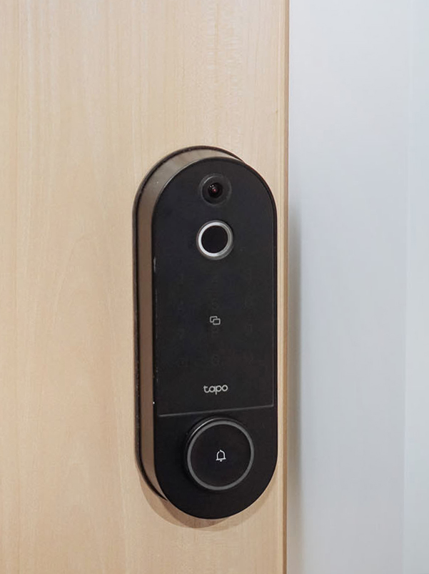 Smart Video Door Lock Tapo DL130 除了具有基本雙向通話的功能之外，也可以透過 APP 遠端開門，或透過指紋、門禁卡、實體鑰匙、密碼開門，或是與 Amazon Alexa、Google Home、Apple Home 系統串連控制開門。